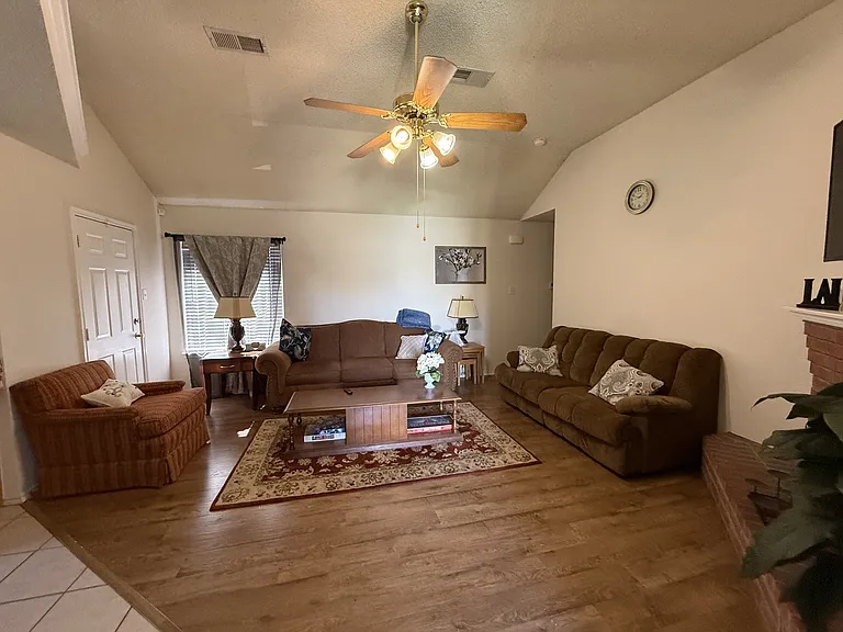10614 Belton Ave — Photo 2