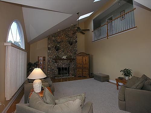 Huge FR w/volume ceilings, skylights, fireplace & HWFs