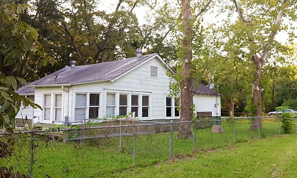 Welcome to 204 E. Buress unrestricted Lot. Total 37,632 Sqft with access to I-45 in less than 3 mins.
