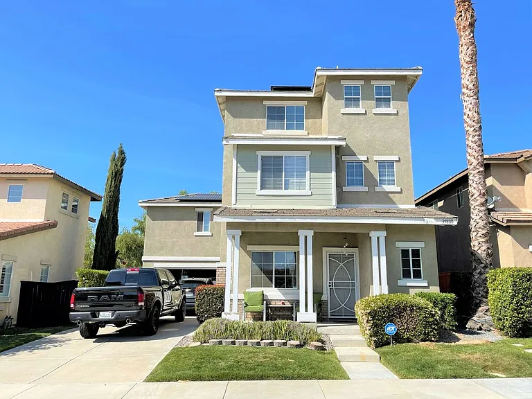 39800 Monarch Dr — Photo 1