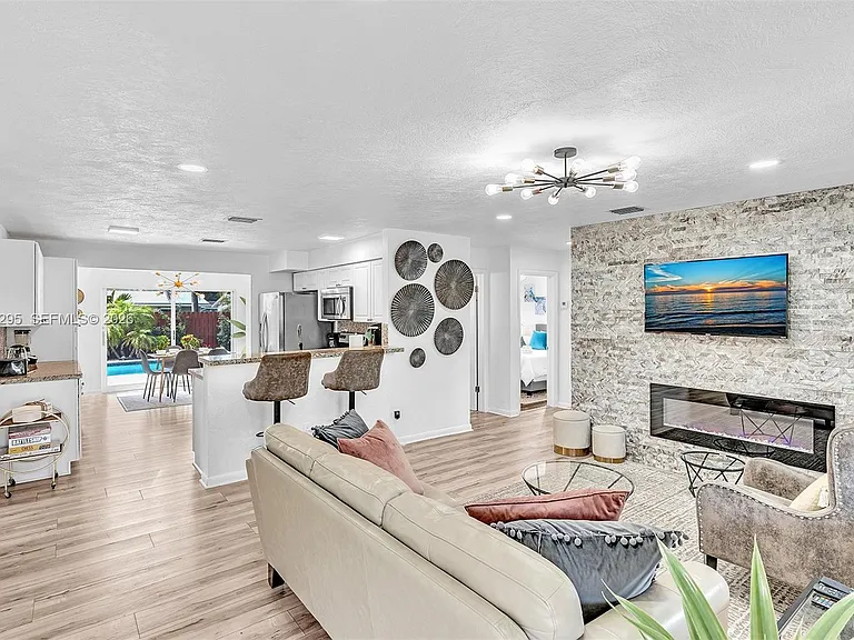 4633 SW 28th Ave — Photo 7