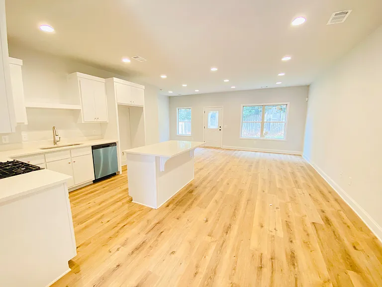 1095 N Village Dr — Photo 5