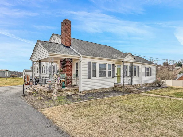 70 1st St, Rocky Mount, VA 24151
