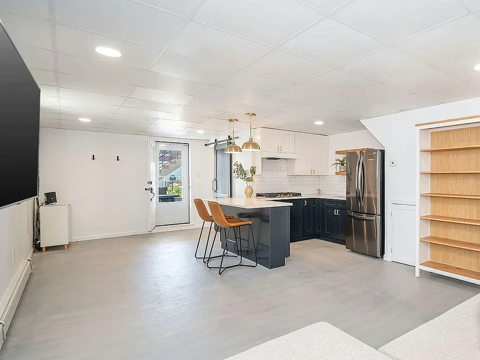 Studio, 1296 sqft, $2,200 — Photo 3