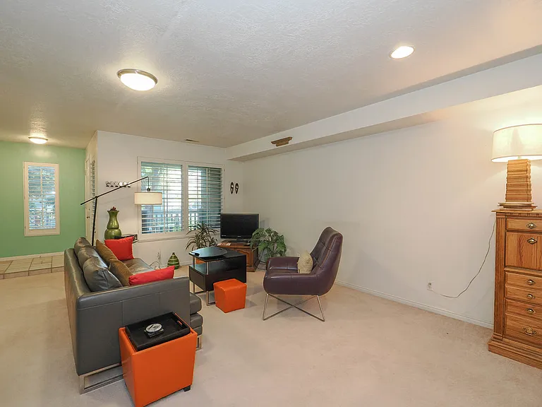 274 E Millpoint Pl — Photo 8