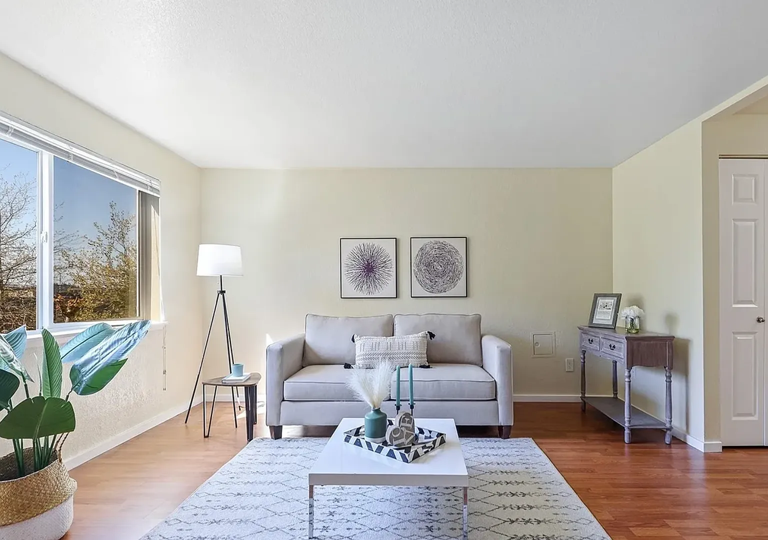 Stunning 2 Bed 2 Bath Bellevue Condo w/ Community Pool, Cabana, Exercise Room and More! — Photo 4