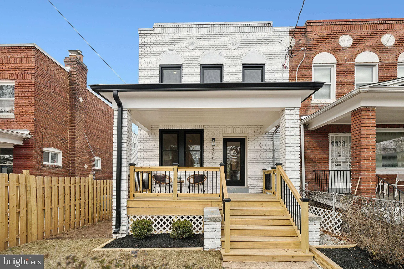 906 Irving St NE photo 1