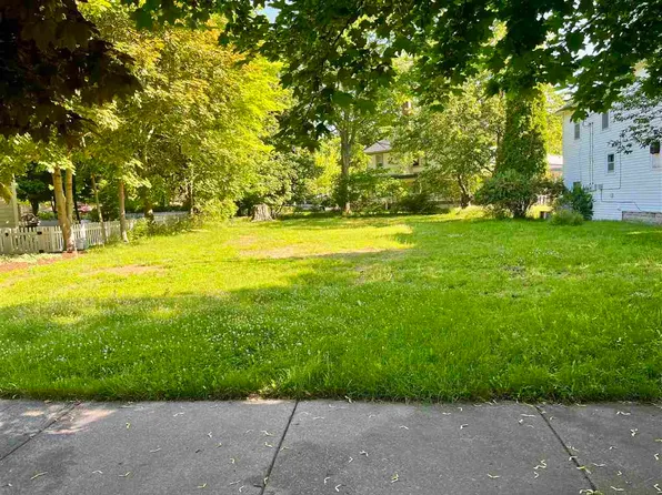 101 Ainslie St, Charlevoix, MI 49720