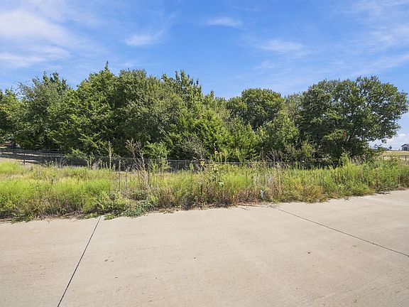 2nd image of 24 Val Verde Ln