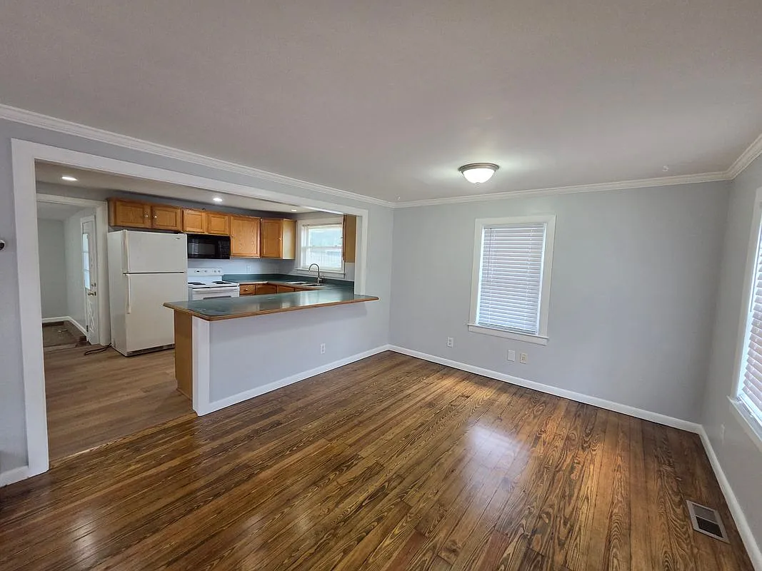 3 bed, 1.0 bath, 924 sqft, $1,800 — Photo 4