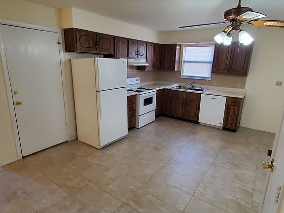 Kitchen come with fridge, oven and dishwasher.