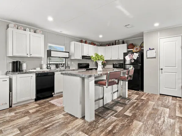 138 Kelly Ct, Azle, TX 76020