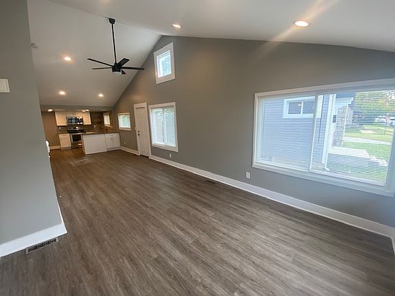 3rd image of 998 Seymour Ave