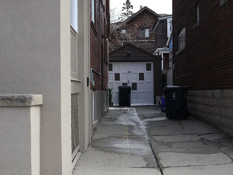 207 Oakwood Ave — Photo 2