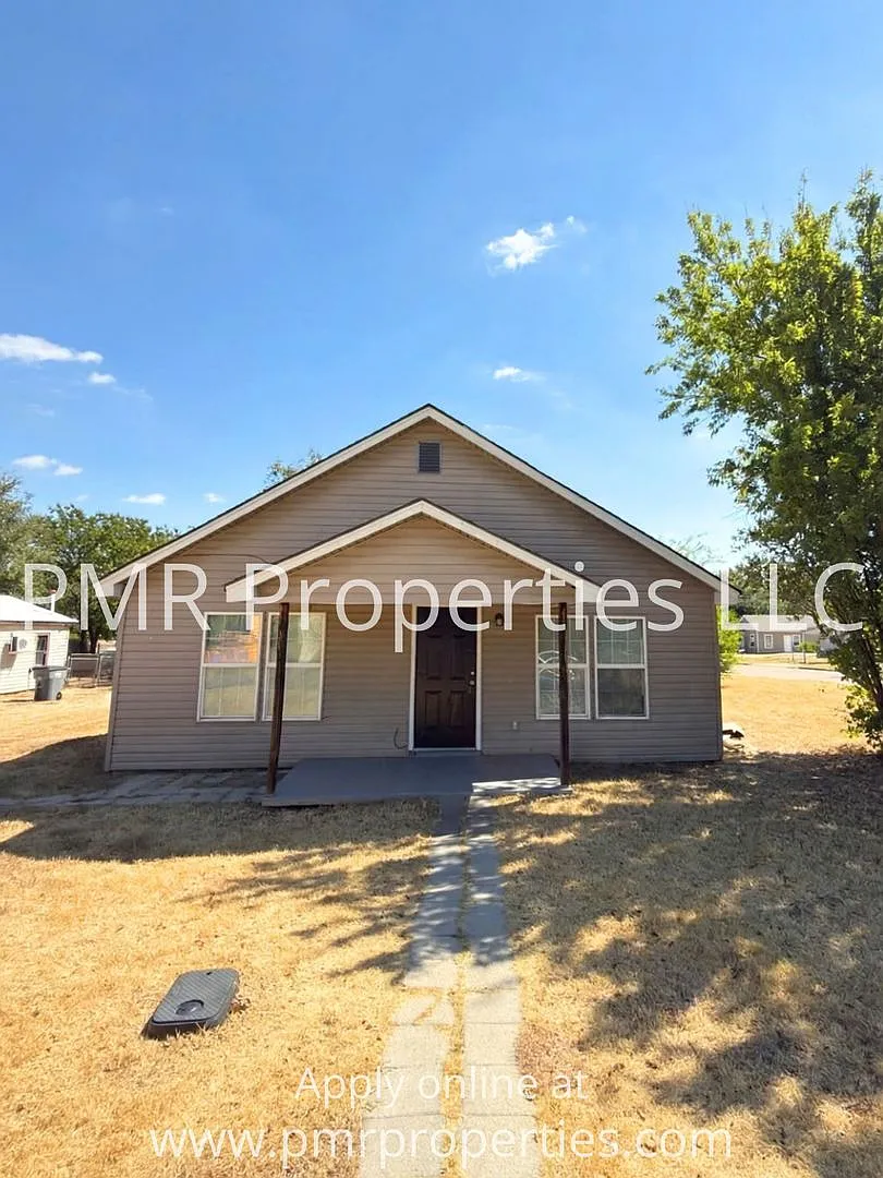 2 Bedrooms/1 Bathroom House — Photo 1