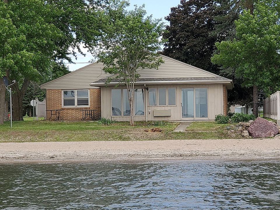 1st image of 208 Lakeshore Dr