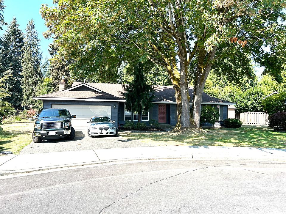 Sidewalks, cul del sac, safe inviting neighborhood just blocks away from the beach