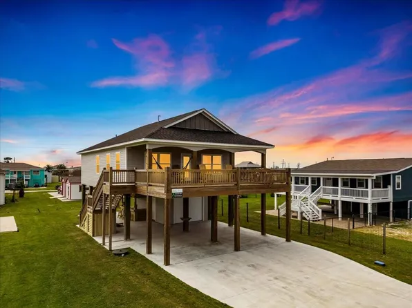 961 Palmetto Dr, Crystal Beach, TX 77650
