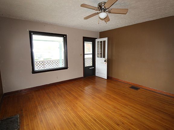 4th image of 687 Dogwood St