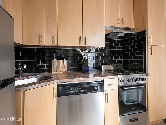 4th image of 1160 3rd Ave APT 14G