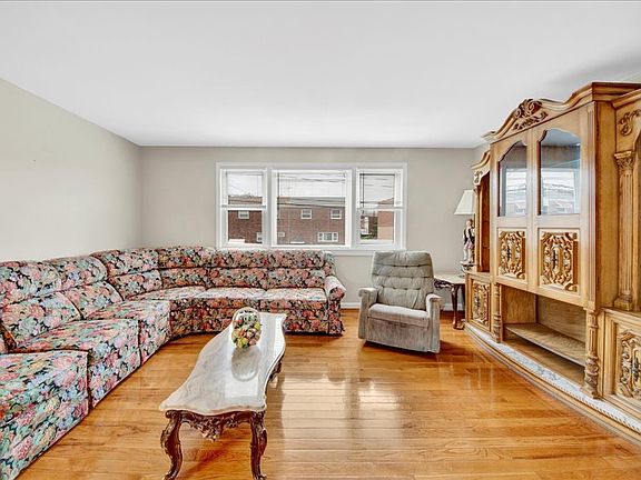 5th image of 1122 Throggmorton Ave #1