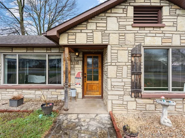 215 E 7th St, Grove, OK 74344