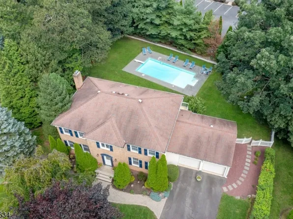 19 Thornhill Dr, Ramsey Boro, NJ 07446