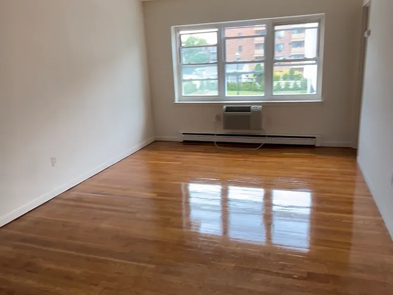 80-90 Clarendon Pl #8B — Photo 2