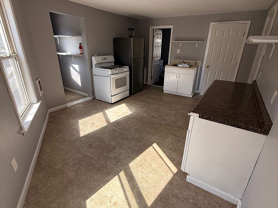 2nd image of 235-237 Oak St #237-3