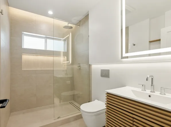 7318 1/2 Fallbrook Ave, West Hills, CA 91307