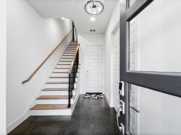 4th image of 1118 Ennis St
