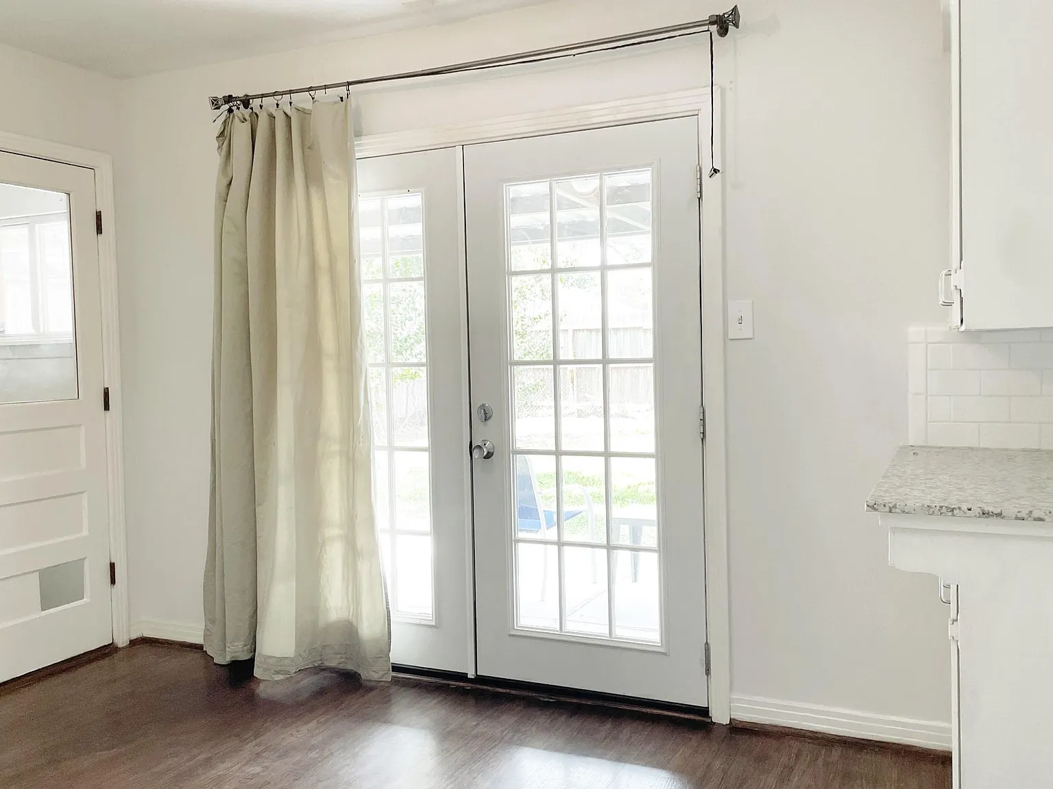 3 bed, 1.0 bath, 1139 sqft, $2,400 — Photo 4