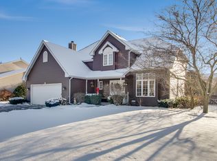 706 Oak Crest Dr, North Aurora, IL 60542