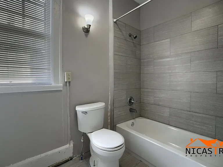 2072 Indianola Ave — Photo 14