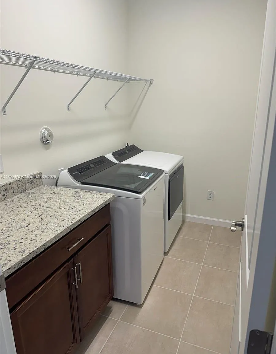 3 bed, 2.5 bath, $3,200 — Photo 2
