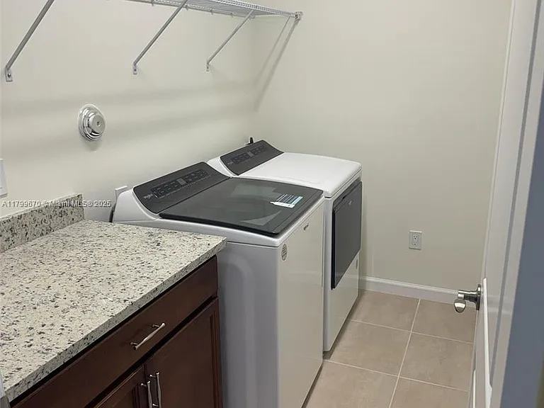 5230 Thatcher Ct — Photo 2