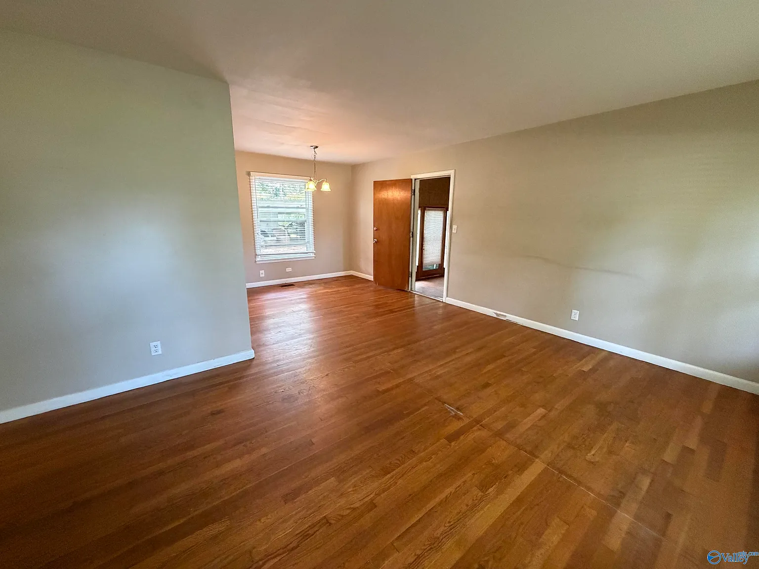 3 bed, 1.0 bath, 1497 sqft, $1,300 — Photo 2