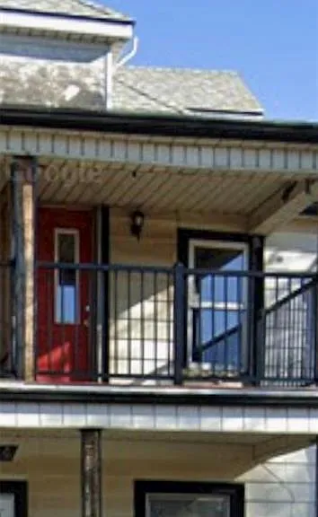 924 Pierre Ave — Photo 2