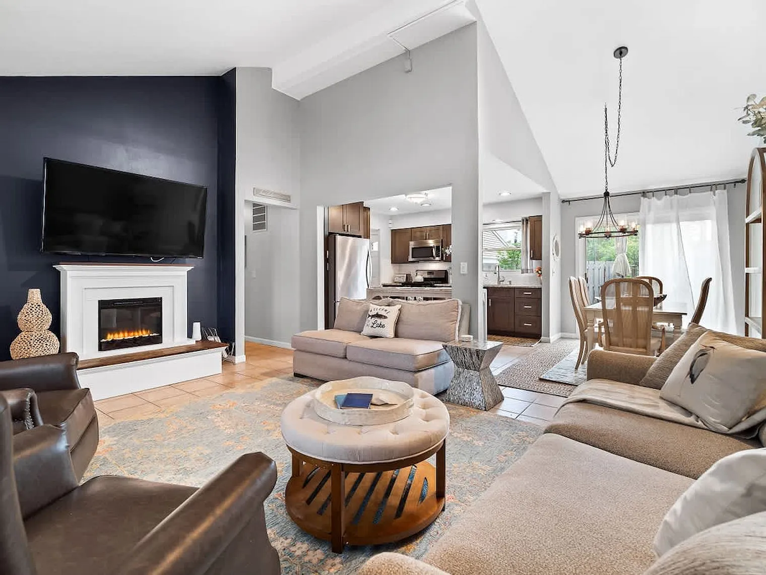 3 bed, 1.0 bath, 1140 sqft, $4,176 — Photo 3