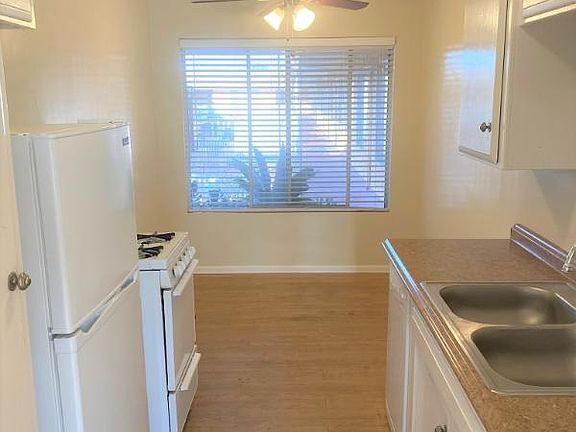 3rd image of 2115 Placentia Ave APT 26