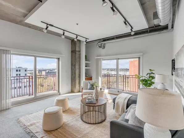 150 Bee St APT 718, Charleston, SC 29401
