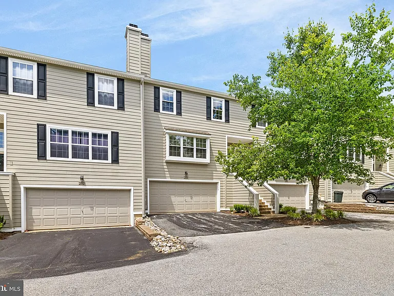 203 Princeton Cir — Photo 1