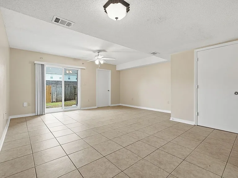 1807 Whispering Oaks Ln — Photo 12