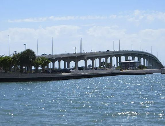 Beautiful Belleair Causeway Bridge , takes you right to the beach, within walking distance!