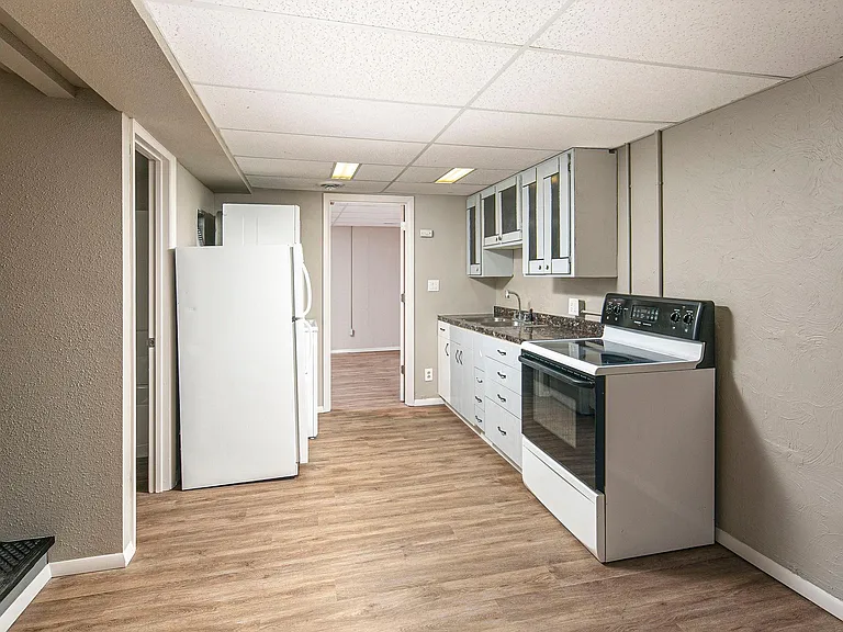 Full kitchen