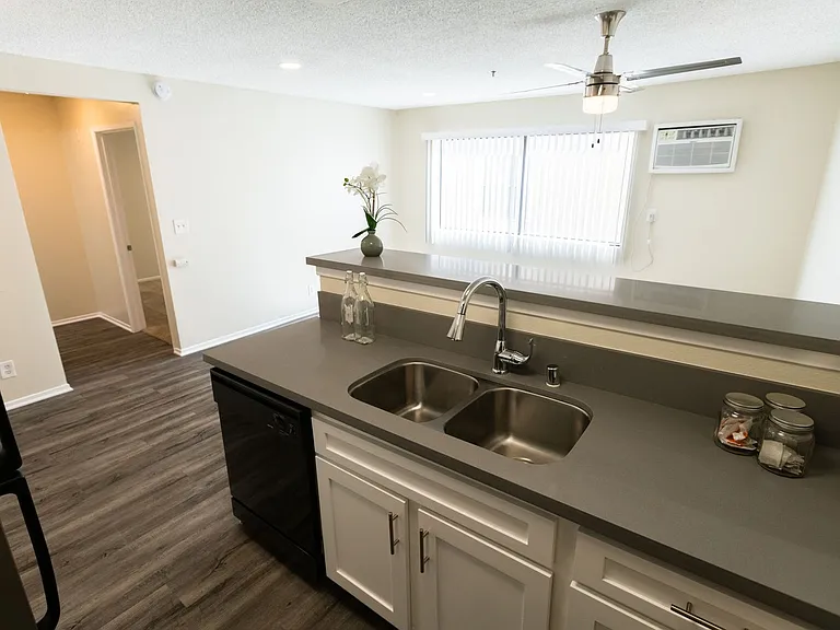 700 S. Berendo Ave — Photo 38