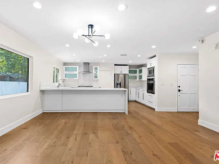 21817 Providencia St — Photo 3