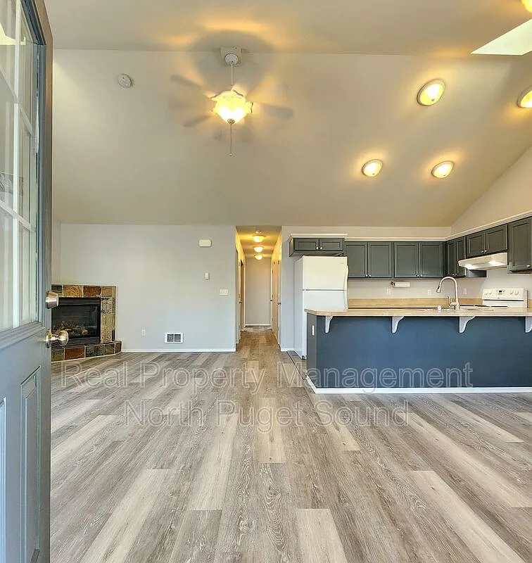 3 bed, 2.0 bath, 1144 sqft, $2,650 — Photo 3