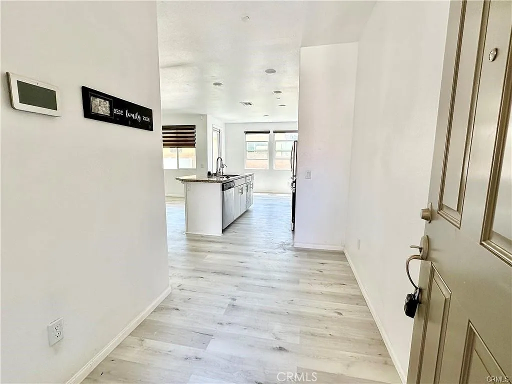 3 bed, 2.5 bath, 1674 sqft, $3,200 — Photo 4