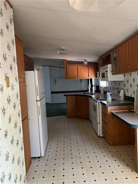 3 bed, 2.0 bath, 1344 sqft, $1,225 — Photo 2